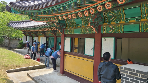 강화유수부 동헌에서 송도포스코건설과 인천문화재돌봄센터의 자원봉사활동