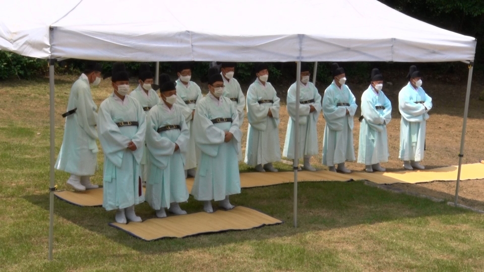 소경원 기신제 봉행을 위해 초헌관 등 제관들이 대기하고 있는 모습. dailiantv