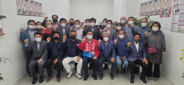 24일 의왕지역서 봉사에 앞장서고 있는 지역 인사 24명이 김성제 국민의힘 의왕시장 후보 지지를 선언했다.