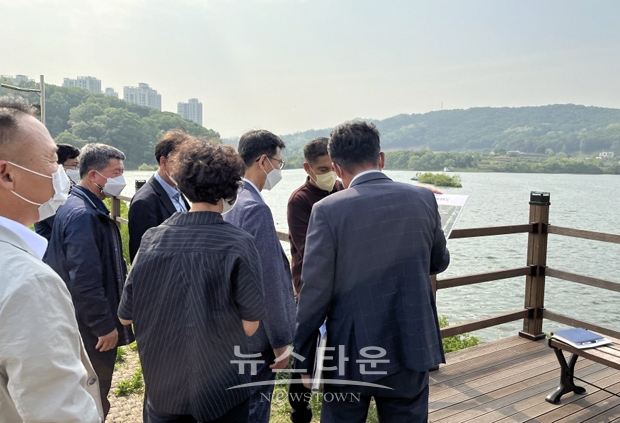 이태규 아산시장 권한대행이 쌀조개섬 생태 수변공원 및 월랑저수지 수변 공원화 사업 대상지 등을 방문해 사업추진 상황을 점검했다.