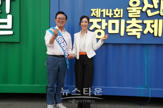 ‘제14회 울산대공원 장미축제’ 가 열리는 울산대공원에서 송철호 울산시장(좌측) 이선율 박사(우측) 사진제공 울산시장캠프