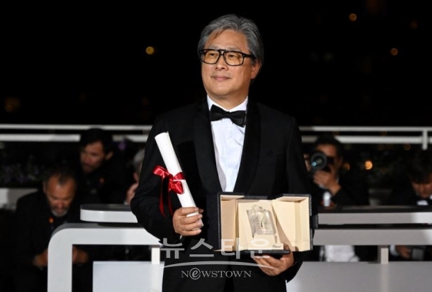 영화 '헤어질 결심'으로  칸영화제 감독상을 수상한 박찬욱 감독/ 이하 사진=칸국제영화제 공식 트위터