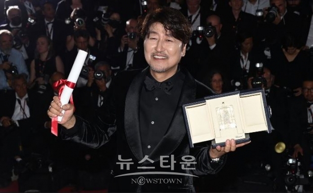 영화 '브로커'로 칸 영화제 남우주연상을 수상한 배우 송강호