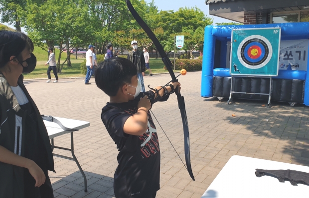 ‘찾아가는 화랑마을’ 행사가 29일 대릉원에서 진행되고 있다