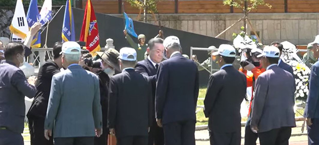 화백회 회원들에게 학도병 기념배지를 전달하는 손상윤 회장