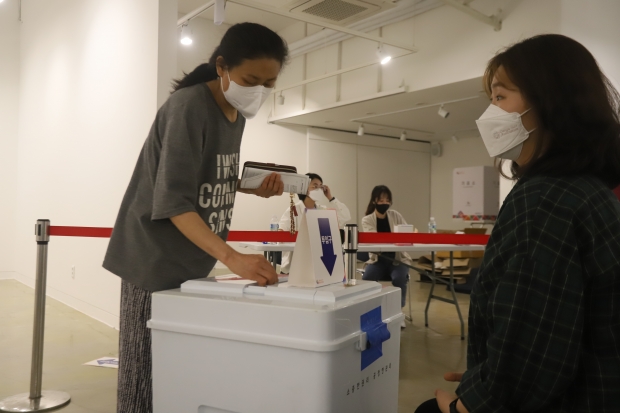 투표 참관인과 투표하는 시민