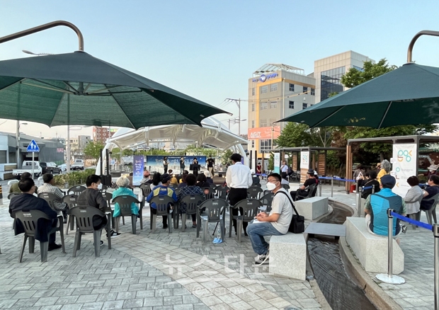 지난 5월 28일 협동조합 그려가 ‘빛나장, 문화·예술로 원도심을 밝히다’라는 주제로 온천천 광장에서 온양원도심 도시재생 주민공모사업의 시작을 알렸다.