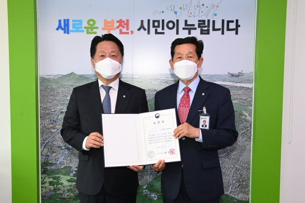 장덕천 부천시장(왼쪽)과 민병재 통합돌봄과장(오른쪽)이 표창장을 들고 기념촬영을 하고 있다