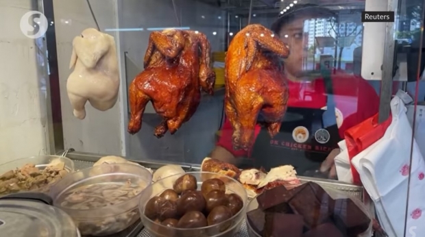 “치킨라이스 위기”로 불리는 이런 상황은 전 세계에서 벌어지고 있는 식량 부족 징후의 최신 사례일 뿐이다. 러시아의 우크라이나 침공, 신종 코로나 바이러스 감염증 사태와 관련한 공급망(supply chains) 문제, 극단적인 기후 등의 요인이 겹쳐 식량이 부족해 가격을 끌어올리고 있다. / 사진 : 뉴스사이트 비디오 캡처