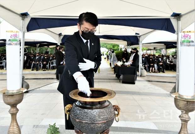 김대순 안산시 부시장이 6일 제67회 현충일 추념식에 참석해 순국선열과 호국영령의 명복을 기원하는 분향을 하고 있다. /안산시