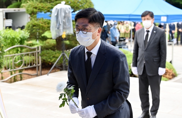 안영규 행정부시장이 제67회 현충일인 6일 미추홀구 수봉공원 현충탑에서 열린 추념식에서 헌화 및 분향을 하고 있다.