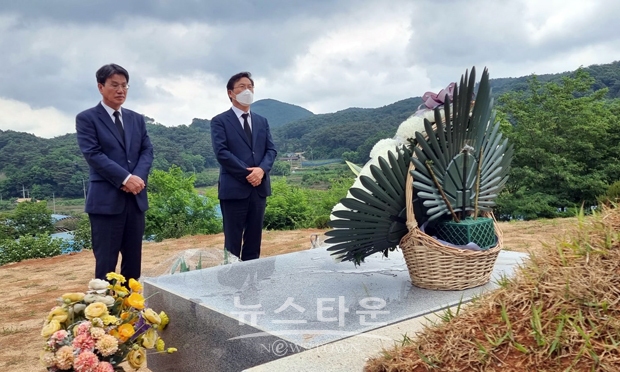 김돈곤 청양군수가 지난 6월 6일 제8회 전국동시지방선거 당선 후 현충일을 맞아 청양군 비봉면 故 이완구 전 국무총리 묘소에 참배했다.
