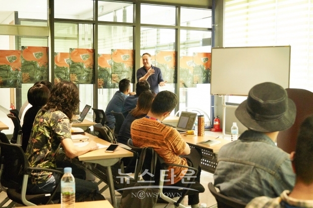 ▲ NAFF 환상영화학교 강의 현장. 올해 환상영화학교는 팬데믹 이전의 오프라인 행사를 모두 재개해 7월 7~13일까지 오프·온라인 하이브리드 방식으로 진행한다.