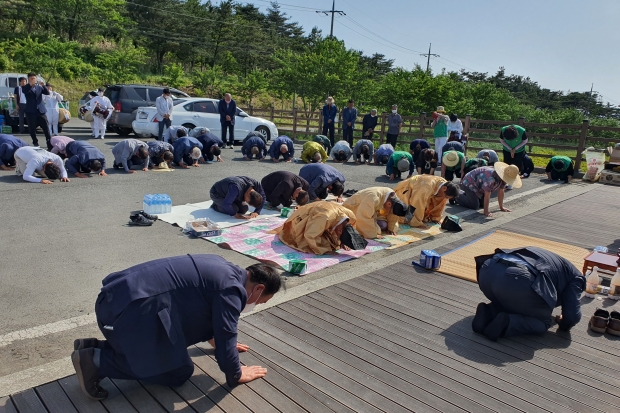 지난 3일 경주시 문무대왕면 풍력발전 바람의 언덕에서 단기우제를 진행하고 있는 모습