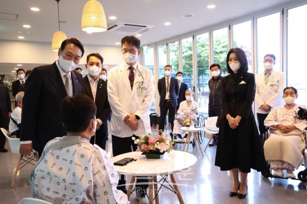 현충원 방문 후 보훈병원을 찾은 윤석열 대통령