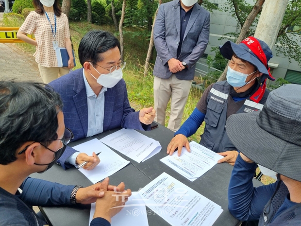 박경귀 아산시장 당선인이 6월 9일 현대자동차 아산출고센터 앞 화물연대 충남본부 동부지부의 집회 현장을 방문했다. 박 당선인은 자동차 캐리어 트럭 50여 대, 화물연대 조합원 150여 명이 모인 집회 현장을 찾아 노조 조합원들의 어려움을 청취하고 수소충전소의 운영중단 위기에 대해서도 직접 설명하며 협조를 요청했다.