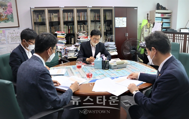이명수 국회의원이 6월 9일 오후 농림축산식품부 정황근 장관을 만나 최근 심각한 가뭄이 지속됨에 따라 농민들의 피해가 예상되는 가운데 정부의 가뭄대책 마련 등 지역 현안에 대해 건의했다.