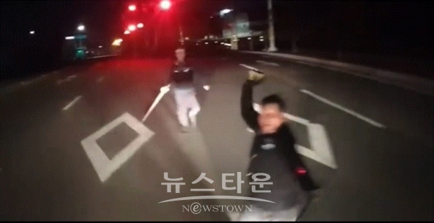 공장에 집입하려는 화물차를 제지하는 조합원들 (출처:SNS 영상캡처)