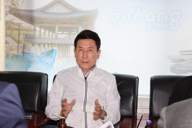 이강덕 포항시장이 긴급기자 간담회를 가지고 현안 문제에 대해 설명하고 있다