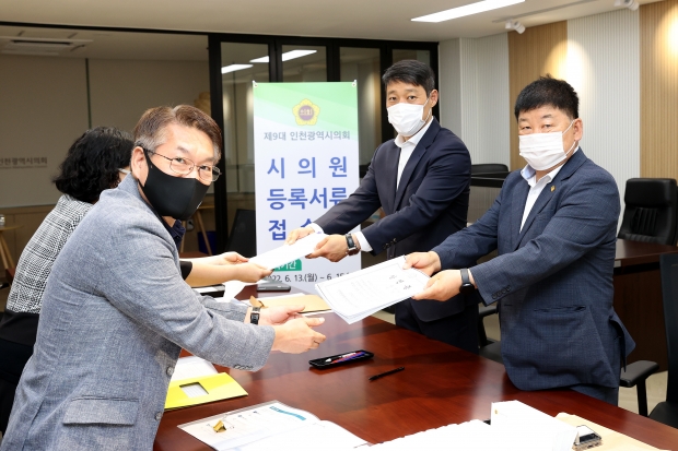13일 인천시의회 본관 2층 특별위원장실에서 시작된 ‘제9대 인천시의원 당선인’ 의원 등록에서 첫 번째와 두 번째로 등록을 마친 박창호(국·비례, 사진 오른쪽 앞)·이용창(국·서구2, 사진 오른쪽 뒤) 당선인이 인천시의회 변주영 사무처장과 기념촬영을 하고 있다.