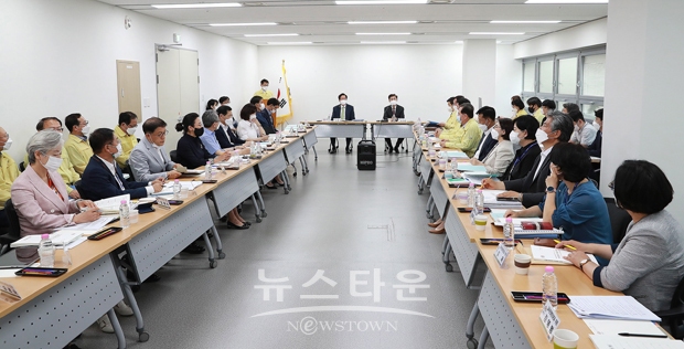힘쎈 충남 준비위원회는가 지난 6월 13일 도청 별관 회의실에서 첫 업무보고회를 개최했다. 김태흠 충남도지사 당선인, 김영석 위원장과 각 분과 준비위원 전원, 도 실국원본부장 등 50여 명이 참석한 가운데 보고와 토론 등의 순으로 진행됐다.