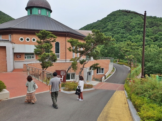 경주시가 문화체육관광부 주관 ‘종교문화여행 치유 순례 프로그램 지원 사업’에 선정됐다. 사진은 지역 종교문화 유산 답사 모습.