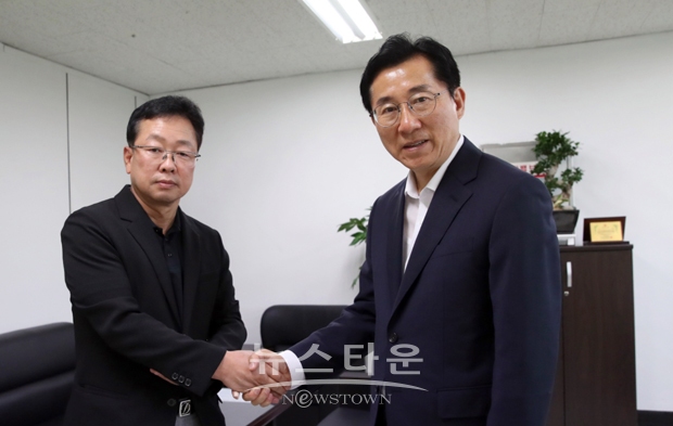 박경귀 아산시장 당선인(우측)이 6월 14일 인수위를 방문한 이기수 현대차 아산공장장(좌측)을 만나, 청년 일자리 창출과 지역 현안 사업에 대해 논의했다.