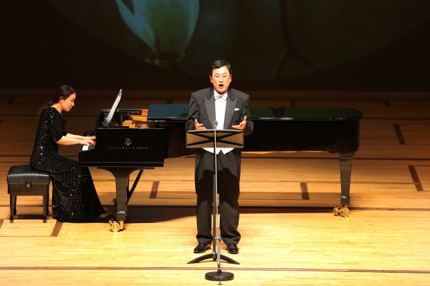 주낙영 경주시장이 14일 경주예당에서 열린 ‘2022 한국가곡의 밤’의 특별 초청가수로 깜짝 등장해 목련화를 열창하고 있다