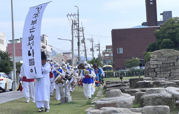 17일 경주읍성에서 조선시대 경주부윤 행차 재현행사가 진행되고 있다.