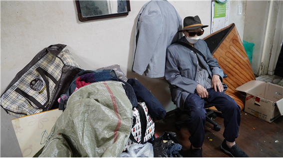 인천시사회서비스원 부평종합재가센터에서 장애인활동지원서비스를 이용 중인 A씨의 아버지 B씨가 지난 15일 남동지역자활센터 커뮤니티케어 사업단이 집안을 정리하는 모습을 지켜보고 있다.