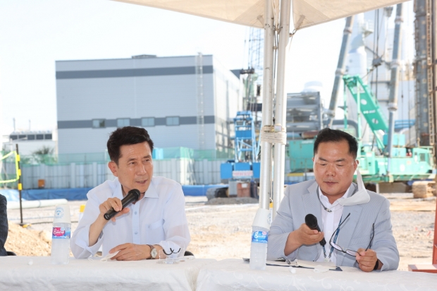 이강덕 포항시장이 현장에서 설명을 하고 있다(왼쪽)
