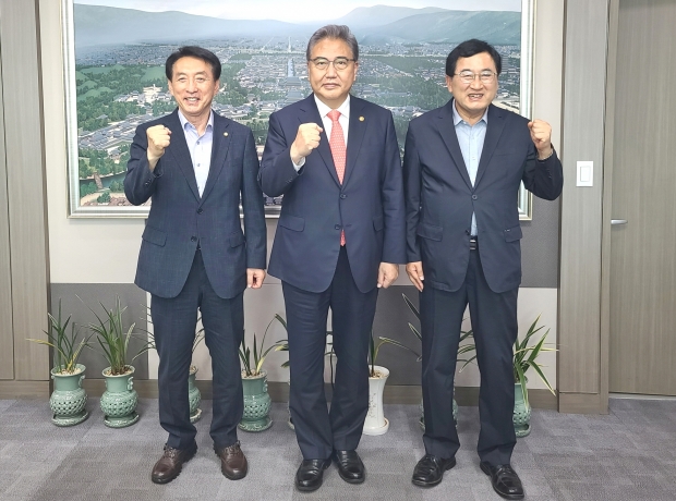 주낙영 경주시장이 ‘2025 APEC 정상회의 개최도시’ 경주 유치 당위성을 설명한 직후 박진 외교부 장관, 김석기 국회의원(경주시·국민의힘)과 기념촬영
