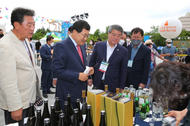 주낙영 경주시장이 ‘경주 술술페스티벌’ 축제 현장을 둘러보고 있다.