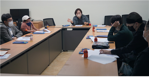 전지혜 인천대 사회복지학과 교수가 지난달 인천시의회 문화복지위 회의실에서 장애인 단체 관계자와 함께 ‘인천시 장애인 지역사회-자립 지원 방안 연구’ 중간보고회를 열고 연구 내용을 설명하고 있다.