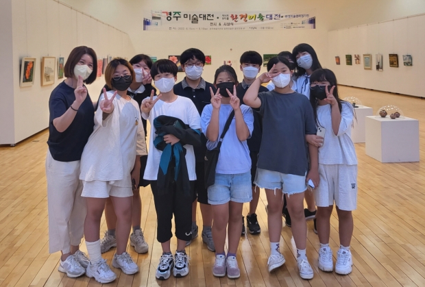 두빛나래 학생들이 뷰티풀 환경미술대전 수상작품이 전시된 경주예술의전당 4층 갤러리해에서 기념촬영을 하고 있다