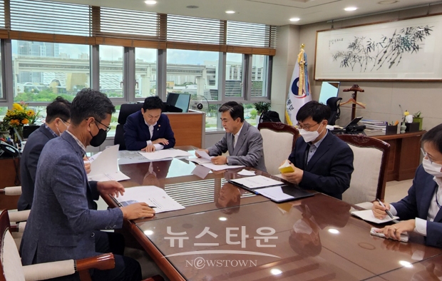 김태흠 충남도지사 당선인이 6월 27일 지역 현안을 들고 정부 세종청사를 방문, 원희룡 국토교통부 장관을 만나 충남 부동산 조정 대상 지역 지정 해제 등을 요청했다.