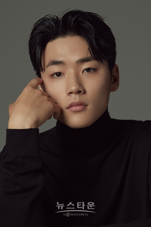 극 중 예수정 돌보는 손자 현민 役