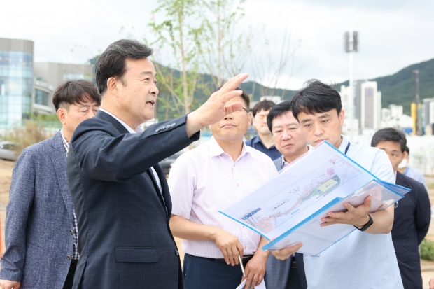 29일 김성제 의왕시장이 훼손지 복구사업에 대한 설명을 듣고 있다.