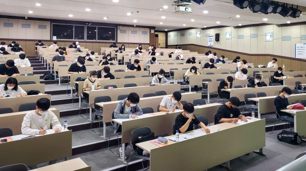 지난 18일 인하대학교에서 수험생들이 논술 모의고사를 응시하고 있다.