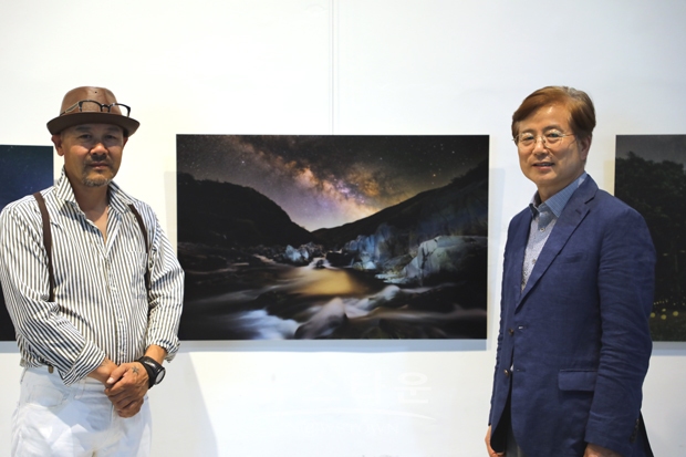 충청남도교육청과학교육원이 7월 2일~8월 28일까지 학생 및 학부모, 교원, 도민을 대상으로 창의융합 특별프로그램 ‘은하수 사진작가 초대전 2022 시간, 별이 되다’를 개최한다. 사진) 좌측부터 임경순 작가, 김용정 원장