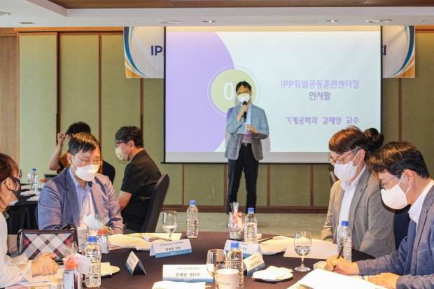 2022년 인하대 IPP형 일학습병행 기업담당자 커뮤니티 간담회에서 강재영 IPP듀얼공동훈련센터장이 인사말을 전하고 있다.