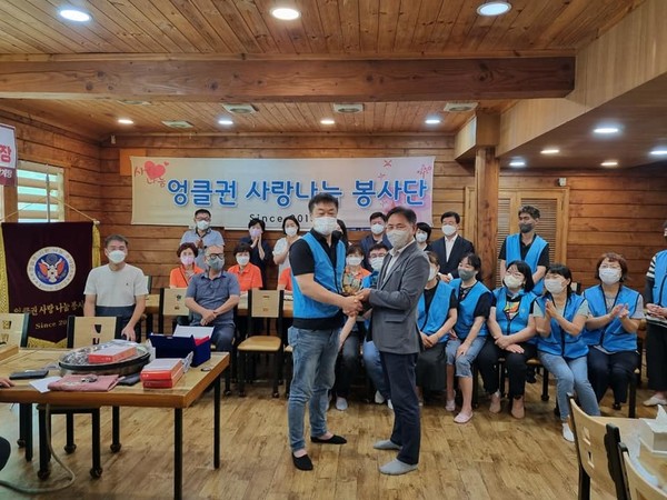 ▲ 대구천사후원회 김형섭 회장이 엉클권 사랑나눔봉사단 권규태 단장에게 감사의 표창패를 전달하고 있는 모습이다