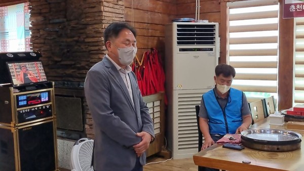 ▲ 대구천사후원회 김형섭 회장이 한방삼계탕 나눔봉사에 참여한 봉사자들에게 인사말을 하고 있는 모습이다.