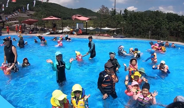 경주화랑마을이 오는 13일(수)부터 다음달 28일(일)까지 휴일 없이 총 47일간 원내 야외수영장을 운영한다.