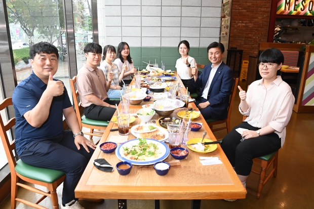조용익 부천시장이 입사동기인 MZ세대 공무원들과 멕시코음식점에서 오찬을 즐기고 있다.