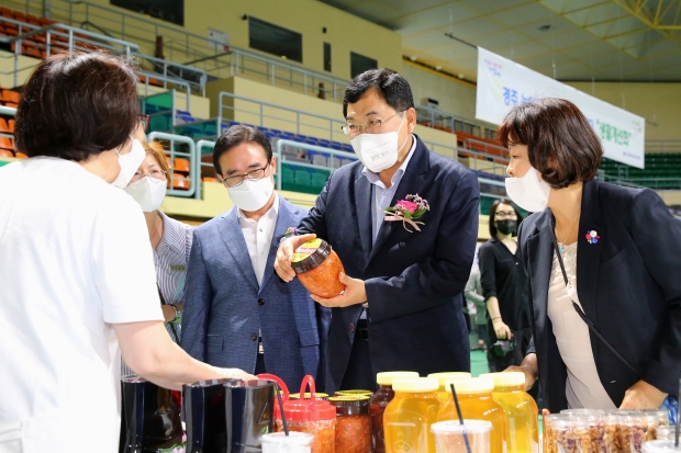 6일 주낙영 경주시장이 경주실내체육관에서 열린 15회 경주시 생활개선회 한마음대회 직거래 장터를 둘러보고 있다.