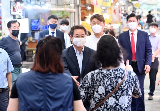유정복 인천광역시장이 6일 석바위 시장을 방문해 시장상인들과 인사하고 있다.