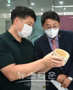분청도자박물관 분청도자전시판매관을 방문한 홍태용 김해시장(사진/우측)