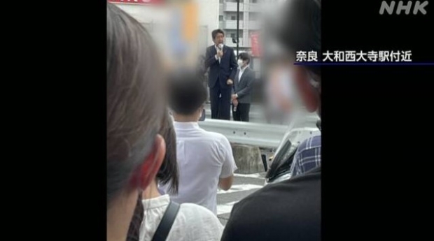 / 연설을 하고 있던 아베 신조 전 총리 사진 : nhk 방송 캡처