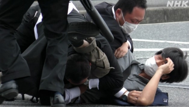 41세의 전 해상자위대 출신의 총격 용의자라 경찰에 의해 잡히고 있는 모습 / 사진 : NHK 화면 캡처